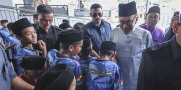 ANWAR Ibrahim beramah mesra bersama jemaah ketika di Masjid Al-Iman Kampung Desa Putra untuk menunaikan solat Jumaat semalam. - UTUSAN/AMIR KHALID