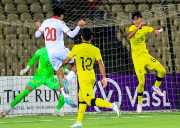 PEMAIN Tajikistan, Ismatulloev Yunus berjaya menanduk bola ke gawang Malaysia pada aksi Kelayakan Piala Asia B-20 di Stadium Republican Central, Dushanbe.-IHSAN FAM