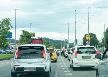 JUMLAH kenderaan bertambah memasuki Gua Musang, Kelantan sempena cuti sekolah. – UTUSAN/AIMUNI TUAN LAH