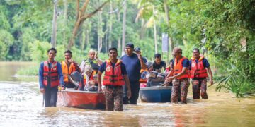 BANJIR berulang yang berlaku di beberapa daerah bukan gelombang kedua bencana itu termasuk di Kampung Bukit, Derang di Pokok Sena. – UTUSAN/ SHAHIR NOORDIN