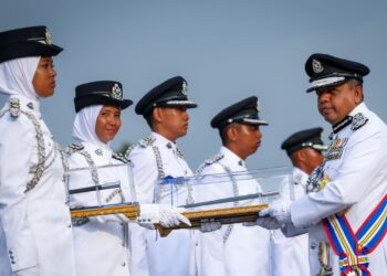 Ayob Khan Mydin Pitchay menyampaikan hadiah kepada salah seorang Pelatih Terbaik Keseluruhan Majlis Perbarisan Tamat Latihan Inspektor Kor Sukarelawan Polis Siswa Siswi (SUKSIS) Universiti Awam ke-20 2024 di Dataran Gemilang Universiti Kebangsaan Malaysia (UKM), Bangi semalam. -MINGGUAN/ MUHAMAD IQBAL