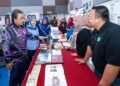 Johari Abdul Ghani (kiri) merangkap Ahli Parlimen Titiwangsa melawat reruai pameran RISDA dalam Program Pemerkasaan Wanita 2024 Parlimen Titiwangsa di Bangunan TLKB PPR Ampang Hiliran. Kuala Lumpur semalam. – MINGGUAN/MUHAMAD IQBAL ROSLI