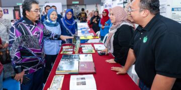 Johari Abdul Ghani (kiri) merangkap Ahli Parlimen Titiwangsa melawat reruai pameran RISDA dalam Program Pemerkasaan Wanita 2024 Parlimen Titiwangsa di Bangunan TLKB PPR Ampang Hiliran. Kuala Lumpur semalam. – MINGGUAN/MUHAMAD IQBAL ROSLI