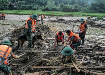 Pasukan penyelamat memeriksa kawasan tanah runtuh ekoran Taufan Yagi di kampung Lang Nu, Wilayah Lao Cai di utara Vietnam. – AFP