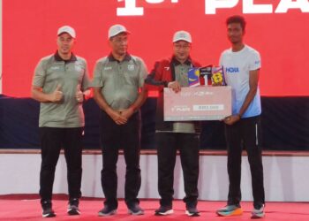 TAKIYUDDIN Hassan (dua, kiri) menyaksikan Pengerusi Jawatankuasa Belia, Sukan, NGO dan Perpaduan Masyarakat Kelantan, Zamakhshari Muhamad menyampaikan hadiah kepada pemenang Kota Bharu Half Marathon di Kota Bharu, Kelantan semalam. – MINGGUAN/YATIMIN ABDULLAH