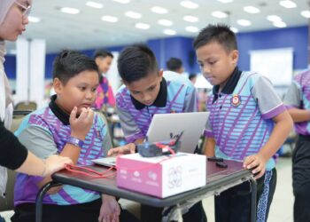 PELAJAR yang mengambil bahagian dalam Program Malaysia Techlympics di UMS, Kota Kinabalu di Sabah semalam.