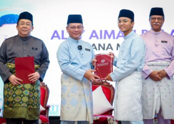 Mohd. Na'im Mokhtar menyampaikan sijil Skim Pembiayaan Hafiz (SPH) 2024 kepada pelajar sarjana muda syariah, Ally Aiman Anuar di Institut Latihan Islam Malaysia (ILIM). Bangi di Selangor semalam. UTUSAN/MUHAMAD IQBAL ROSLI