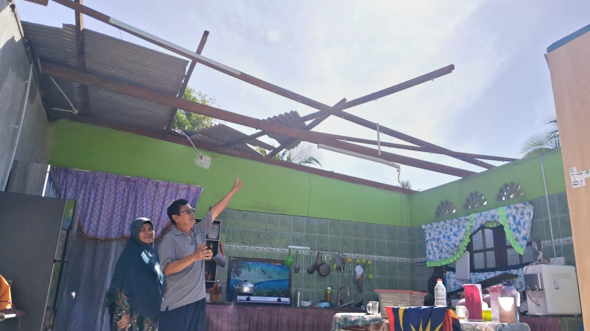 Seorang maut, 50 rumah rosak dibadai ribut