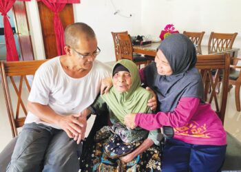 BARIDAH Mohd. Din yang berusia 105 tahun bersama anak bongsunya, Rosidah dan menantu, Salahudin Aziz di rumahnya di Kampung Siliau, Rantau, Seremban semalam. – UTUSAN/NOR SHAFAWATI YUP