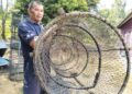 SALLEH Mohd. Rosdi menunjukkan bubu yang sering digunakannya untuk menangkap ikan dan udang