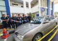 HAMZAH AHMAD (tengah) memeriksa kenderaan yang digunakan oleh dua penjenayah yang ditembak mati di Jalan Bukit Panchor, Nibong Tebal, Pulau Pinang awal pagi semalam. – UTUSAN/SITI NUR MAS ERAH AMRAN