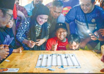 SEBAHAGIAN peserta pertandingan Siputrace di Pantai Tok Jembal, Kuala Nerus, Terengganu semalam. – UTUSAN/PUQTRA HAIRRY ROSLI