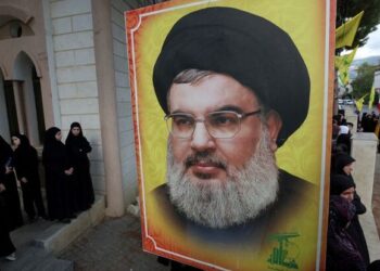 GAMBAR Hassan Nasrallah semasa pengebumian anggota Hezbollah.- AGENSI