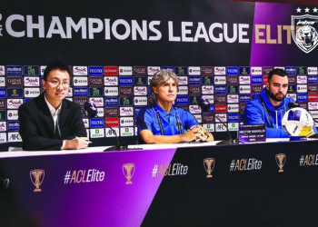 PENGENDALI Johor Darul Ta'zim (JDT), Hector Bidoglio dan kapten, Jordi Amat semasa sidang akhbar pra perlawanan membabitkan pertembungan Harimau Selatan menentang Shanghai Port FC dalam saingan Liga Juara-Juara Asia Elite (ACLE) di Shanghai, China Semalam.- IHSAN JOHOR SAUTHERN TIGERS.