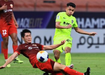 PEMAIN Johor Darul Ta’zim (JDT), Arif Aiman Hanapi melakukan rembatan ke gawang Shanghai Port dalam aksi pertama Liga Juara-Juara Asia Elit (ACLE) 2024/25 di Stadium Bola Sepak Pudong, China kelmarin.-IHSAN JOHOR Southern Tigers