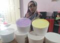 NORFADILAH Nik Adik menunjukkan aiskrim yang dijual di kediamannya di Taman Koperat Putera, Kampung Raja, Besut, semalam. – UTUSAN/WAN ZURATIKAH IFFAH WAN ZULKIFLI