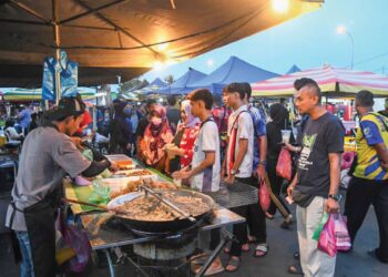 SEMUA peniaga pasar malam di Perlis diwajibkan memberhentikan operasi perniagaan mereka semasa waktu Maghrib bagi menghormati dan menunaikan solat berkenaan berkuat kuasa 15 September ini. 
– UTUSAN/IZLIZAN OTHMAN