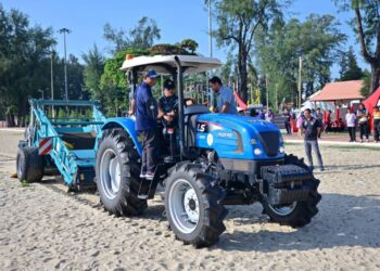 TENGKU Farok Hussin Tengku Abdul Jalil (tengah) memandu jentera pembersihan sebagai gimik perasmian Hari Cuci Malaysia : Program Pembersihan Mega Sempena 'World Clean Up Day' 2024 di Pantai Batu Buruk, Kuala Terengganu, semalam. - UTUSAN/PUQTRA HAIRRY ROSLI