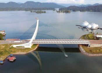 SERAMAI sejuta pelancong tempatan dan luar negara dijangka mengunjungi Tasik Kenyir, Hulu Terengganu pada tahun ini. - MINGGUAN/PUQTRA HAIRRY ROSLI