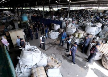 Anggota-anggota penguat kuasa menyerbu kilang memproses plastik semasa operasi bersama agensi-agensi penguat kuasa di Jenjarom, Selangor pada 2018.