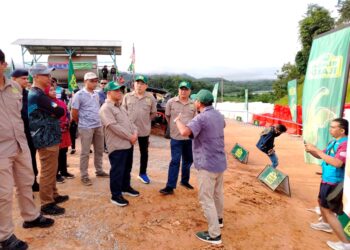 SAARANI Mohamad  mendengar penerangan mengenai program Rimba Raid Lenggong 2024 pada majlis 
pelepasan peserta acara tersebut di Kampung Beng, Lenggong, Perak, semalam.