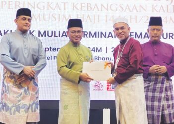 MOHD. Na’m Mokhtar (dua dari kiri) menyampaikan watikah kepada PETKA yang menghadiri MHPK 1446H/2025M di Kota Bharu, Kelantan semalam. – MINGGUAN/MUSTAQIM MOHAMED