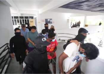 LIMA lelaki termasuk pengarah sebuah kilang dihadapkan ke Mahkamah Sesyen Kota Tinggi semalam, atas dakwaan menyebabkan mudarat terhadap perkhidmatan air.