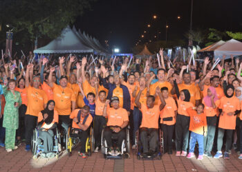 AMINUDDIN Harun (tengah) bergambar bersama peserta pada acara Matrix Malaysia Day Night Half Marathon 2024 yang dianjurkan Matrix Concepts di Bandar Sri Sendayan, Seremban semalam.