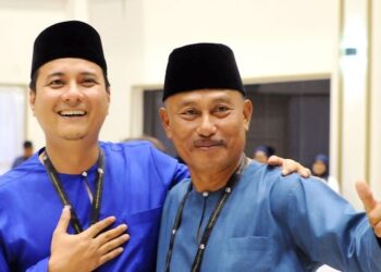 CALON BN, Syed Hussien Syed Abdullah (kiri) bersama calon PN, Mohamad Haizan Jaafar bergambar selepas penamaan calon di Dewan Tunku Ibrahim Ismail, Kluang, baru-baru ini. - UTUSAN/RAJA JAAFAR ALI