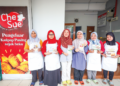 SUHAILA Janidi (tiga dari kiri) bersama pekerjanya di premis memproses karipap pusing Chesue Frozen Food di  Subang Pelangi, Shah Alam.