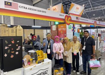 NADIA Yahaya (dua dari kiri) ketika mengikuti pameran untuk mempromosikan produk keluaran Citra Kesom.