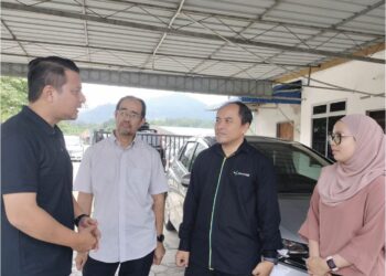 SYED HUSSIEN Syed Abdullah (kiri) turun padang bertemu pengundi  menjelang Pilihan Raya Kecil DUN Mahkota, Sabtu ini.