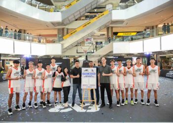 SKUAD Bola Keranjang Melaka (MBC) bergambar dengan pengurus besar MBC, Kwaan Yoong Chye (enam dari kanan), dan Ketua Jurulatih MBC, B. Guganeswaran (tujuh dari kanan) ketika majlis penajaan di sebuah pusat membeli belah Kuala Lumpur, Khamis lalu. - IHSAN PENAJA