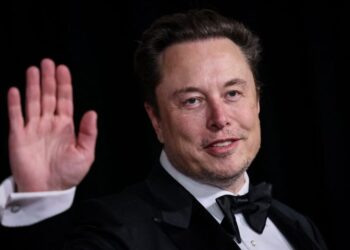 KEKAYAAN Elon Musk dijangka berkembang pada kadar tahunan purata sebanyak 110 peratus.- AFP