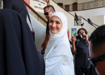 Fazura hadir ke Mahkamah Rendah Syariah Petaling, bagi kes penceraian dengan suaminya, Fattah Amin, hari ini. = UTUSAN/ SHIDDIEQIIN ZON