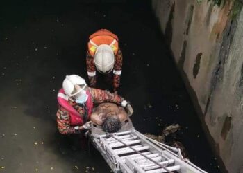 PASUKAN bomba membawa keluar mayat seorang lelaki yang ditemukan di dalam longkang dekat Jalan Nagasari A36/A, Seksyen 36, di Shah Alam, Selangor, hari ini.