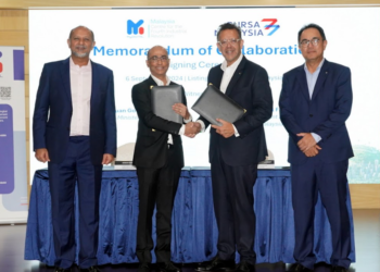 GOBIND Singh Deo (kiri) pada majlis menandatangani perjanjian antara MyDIGITAL Corporation dan Bursa Malaysia di Bursa Malaysia, Kuala Lumpur, semalam.