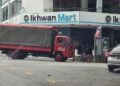 PASARAYA Ikhwan Mart milik GISBH diserbu pagi ini dan wanita, remaja dan kanak-kanak berusia sekitar tujuh sehingga 50-an dibawa ke IPK Selangor untuk proses dokumentasi. - FOTO/FB PUKAS MALAYSIA