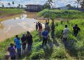 Pesawah melihat paras air di Stesen Pam Kemubu yang cetek sehingga menjejaskan operasi tanaman padi. – MINGGUAN/MUSTAQIM MOHAMED