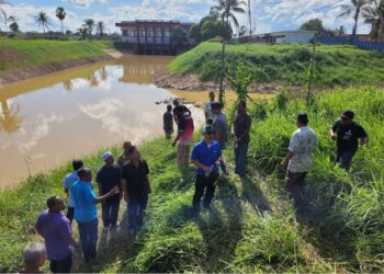 Pesawah melihat paras air di Stesen Pam Kemubu yang cetek sehingga menjejaskan operasi tanaman padi. – MINGGUAN/MUSTAQIM MOHAMED