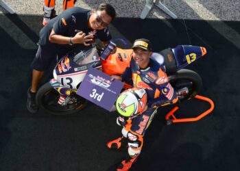 HAKIM Danish (kanan) menamatkan aksinya di kedudukan ketiga dalam perlumbaan 1 pada Piala Red Bull MotoGP Rookies 2024 di Litar Dunia Misano Marco Simoncelli di Itali, hujung minggu lalu. - IHSAN ZK RACING