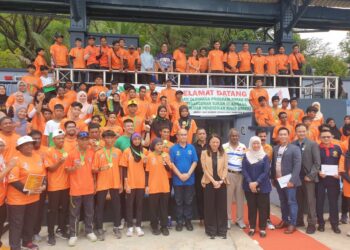 MENTERI Belia dan Sukan, Hannah Yeoh (tengah) bergambar bersama murid pendidikan khas yang mengambil bahagian dalam Mini Kejohanan Para Olahraga Program Rimau Emas di Kompleks Sukan MSN Setiawangsa, semalam.