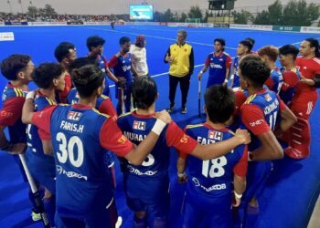 SKUAD hoki lelaki negara mendengar kata-kata yang disampaikan ketua jurulatih, Sarjit Singh (tengah) selepas tewas kepada China 2-4 dalam perlawanan kedua Kejohanan Hoki Juara-Juara Asia di Hulunbuir, Inner Mongolia, China, kelmarin. - IHSAN KHM