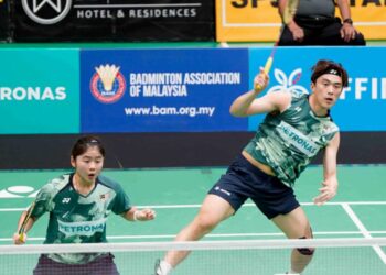 HOO Pang Ron (kanan) dan Cheng Su Yin menewaskan pasangan Taiwan, Yang Po Hsuan-Hu Ling Fang  21-17 21-16, pada pusingan pertama Terbuka China di Pusat Sukan Olimpik Changzhou, hari ini.
 IHSAN BAM