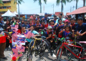 ABDUL RAZAK Abdul Rahman bersama sebahagian daripada peserta Kayuhan Merdeka Madani DUN Telok Mas di SK Padang Temu, Melaka. - UTUSAN/AMRAN MULUP