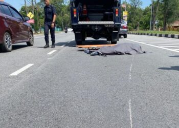 KEADAAN mayat Mazenah Mamat setelah terlibat dalam kemalangan di Jalan Kuala Ibai, Kuala Terengganu, hari ini. - UTUSAN/TENGKU DANISH BAHRI TENGKU YUSOFF