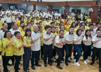 WEE KA SIONG (tengah) bergambar dengan ahli MCA  selepas merasmikan Mesyuarat Agung Sayap Pemuda dan Wanita MCA di Dewan Jubli Intan, Pontian.