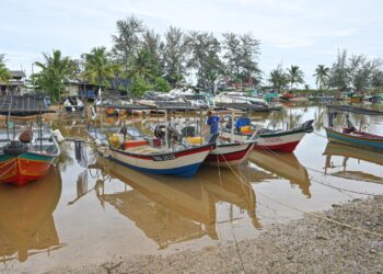 SEBAHAGIAN daripada bot nelayan pantai yang terdapat di Pelabuhan Lembaga Kemajuan Ikan Malaysia di Chendering, Kuala  Terengganu.  - UTUSAN/PUQTRA HAIRRY ROSLI