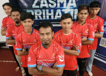 PASUKAN Futsal Orang Pekak Kelantan menggayakan jersi rasmi pasukan pada Majlis Penyerahan Jersi Rasmi Pasukan Futsal Orang Pekak Kelantan di Kubang Kerian, di sini hari ini. UTUSAN/MUSTAQIM MOHAMED