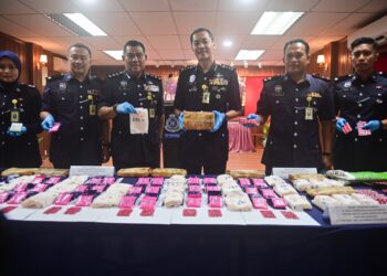 MOHD. Khairi Khairuddin (tiga, kanan) bersama pegawai menunjukkan sebahagian dadah yang dirampas di IPK Terengganu, Kuala Terengganu, hari ini. - UTUSAN/PUQTRA HAIRRY ROSLI